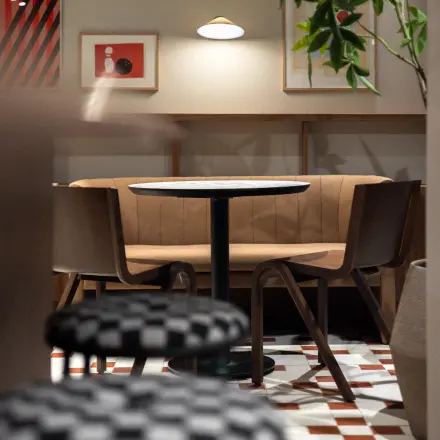 Sfeervol ingerichte kantoorruimte met moderne meubels en kunst aan de muren op Stadhuisplein 9-23, Rotterdam Centrum. Ideaal voor het huren van een kantoorpand.