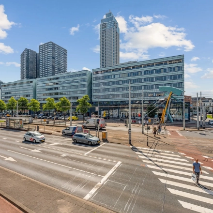 Uitzicht op het kantoorpand aan Vasteland 42-110 in Rotterdam Centrum, met moderne architectuur en omringende wegen. Perfecte locatie voor kantoorruimte huren midden in de stad.