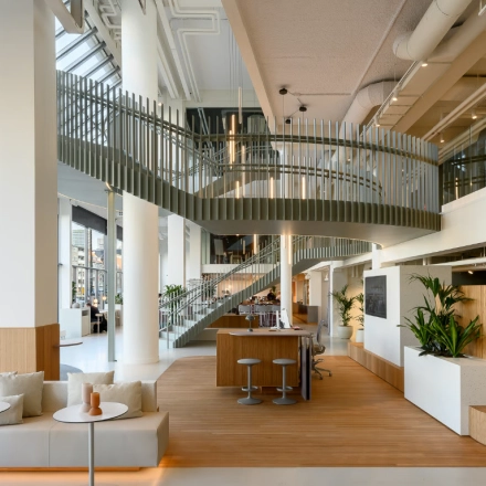 Moderne kantoorruimte op Vasteland 42-110, Rotterdam Centrum met veel natuurlijke lichtinval, stijlvolle inrichting en open indeling. Geschikt voor kantoorruimte huren met uitnodigende werkplekken en moderne voorzieningen.