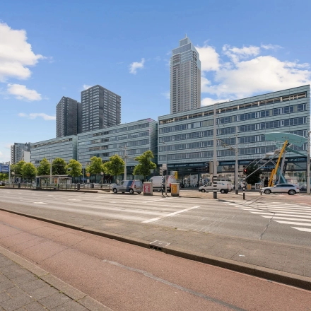 Exterieur van het kantoorpand op Vasteland 42-110 in Rotterdam Centrum, perfect voor wie kantoorruimte wil huren in een dynamische omgeving.