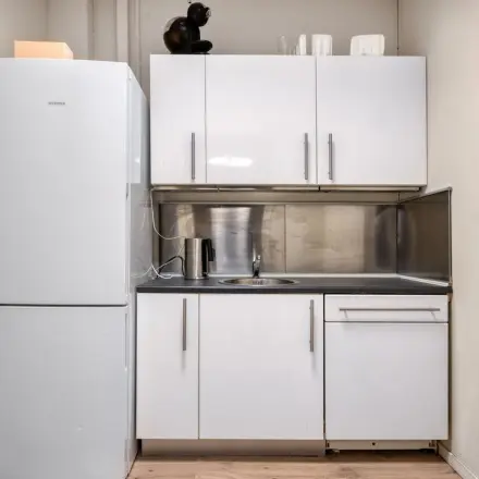 Compacte kitchenette in kantoorpand op Veerhaven 7, Rotterdam Centrum. Ideaal voor kleine pauzes tijdens het werk. Voorzien van koelkast en aanrechtblad. Geschikt bij kantoorruimte huren.
