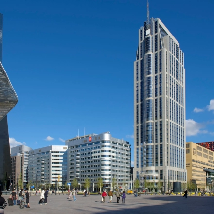 Kantoorpand op Weena 690 in Rotterdam Centrum met heldere lucht op de achtergrond. Ideaal voor kantoorruimte huren.