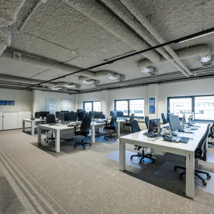 Kantoorruimte huren in Rotterdam Centrum aan Westblaak 180 met open vloerplan en werkruimtes, voorzien van bureaus en stoelen.