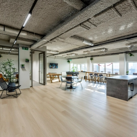 Lichte kantoorruimte op Westblaak 180 in Rotterdam Centrum met moderne werkplekken en zitgedeelten, grote ramen en een industrieel plafond. Ideaal voor kantoorruimte huren.