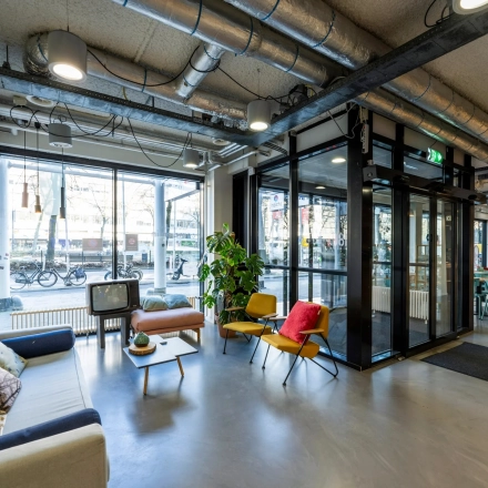 Moderne, gemeubileerde kantoorruimte op Westblaak 180 met loungehoek en veel ramen in Rotterdam Centrum.