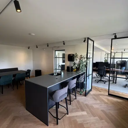 Moderne kantoorruimte huren in Rotterdam Centrum op Westplein 12, met stijlvolle zwarte meubels en veel daglicht, ideaal om te werken en te vergaderen.