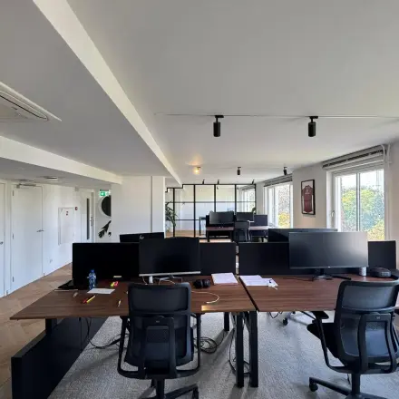 Ruime kantoorruimte aan Westplein 12 in Rotterdam Centrum met moderne bureaus en stoelen, klaar voor gebruik. Ideaal voor wie kantoorruimte wil huren en direct aan de slag wil.