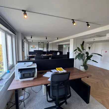 Moderne kantoorruimte op Westplein 12 in Rotterdam Centrum met ruim opgezette werkplekken, planten en veel daglicht bij grote ramen. Ideale plek om kantoorruimte te huren.