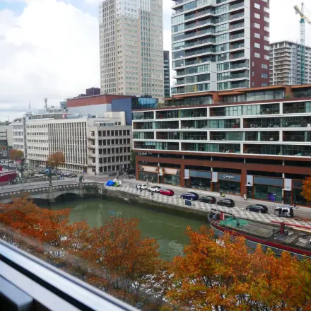 Uitzicht vanuit het kantoor op Wijnhaven 76 in Rotterdam Centrum, met uitzicht op de straat en omliggende gebouwen. Geschikt voor kantoorruimte huren.