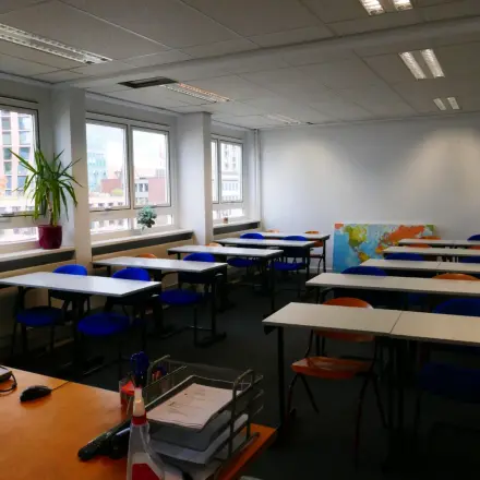 Kantoorruimte huren aan Wijnhaven 76 in Rotterdam Centrum met meerdere bureaus en stoelen, geschikt voor werkplekken. Grote ramen zorgen voor veel natuurlijk licht.