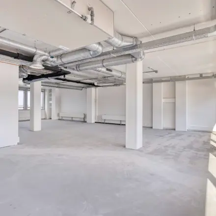 Onbeklede kantoorruimte in kantoorpand op Kratonkade 7 - 27, Rotterdam Delfshaven, met zichtbare leidingen en veel natuurlijk licht. Ideale plek voor flexibel kantoorruimte huren.
