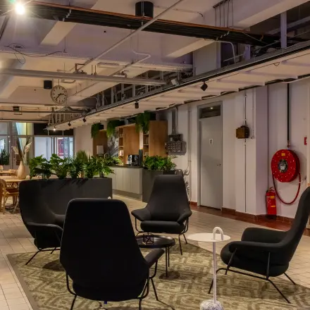 Moderne kantoorruimte huren op Van Nelleweg 1, Rotterdam Delfshaven met comfortabele zitplaatsen en veel groen.