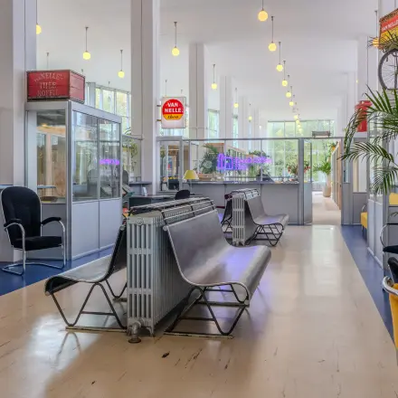 Ruime, lichte kantoorruimte op Van Nelleweg 1 in Rotterdam Delfshaven met moderne inrichting, geschikt voor werk en ontmoeten.