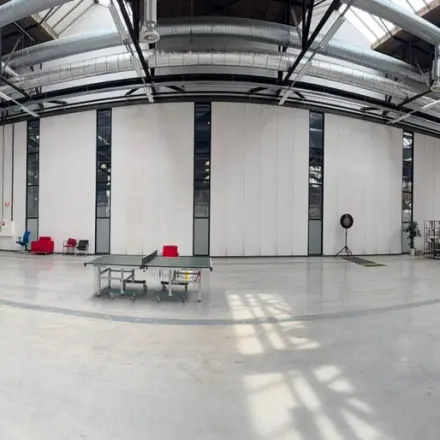 Ruime en industriële kantoorpand aan de Scheepsbouwweg 29 in Rotterdam Waalhaven met veel daglicht. Ideaal voor werkruimtes. Potentiële optie voor kantoorruimte huren. Enkele meubels en planten zijn aanwezig.