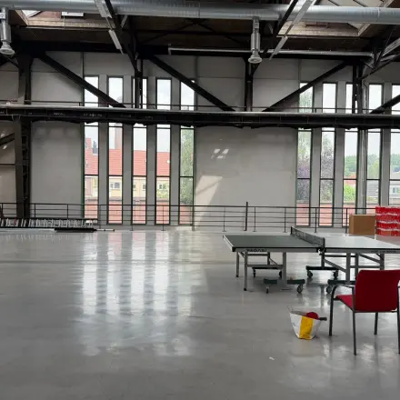 Kantoorpand aan de Scheepsbouwweg 29 in Rotterdam Waalhaven met een open vloerplan en grote ramen. Een tafeltennistafel staat in de ruimte, ideaal voor ontspanning bij kantoorruimte huren.