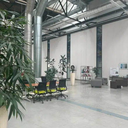 Ruime kantoorruimte op Scheepsbouwweg 29 in Rotterdam Waalhaven met industriële uitstraling, ingericht met planten, zitgedeelte en vergaderruimte. Perfect voor kantoorruimte huren in een inspirerende omgeving.