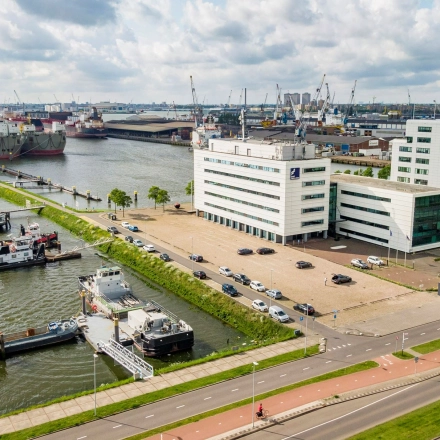 Kantoorpand aan Waalhaven O.z. 85 in Rotterdam Waalhaven met uitzicht over de haven en diverse schepen aan de kade. Ruime parkeergelegenheid voor het gebouw.