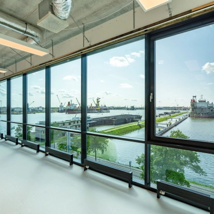 Kantoorruimte met grote ramen en uitzicht op de haven, gelegen op Waalhaven O.z. 85 in Rotterdam. Ideale plek om een kantoor te huren met een prachtig uitzicht.