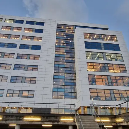 Modern kantoorpand met glazen gevel aan de Waalhaven Zuidzijde 21, ideaal voor kantoorruimte huren in Rotterdam Waalhaven.