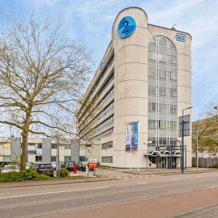 Kantoorpand gelegen aan de Brauwweg 52-66, Schiedam, met moderne architectuur. Ideaal voor bedrijven die kantoorruimte willen huren. De buitenkant heeft een strak design met grote ramen voor veel natuurlijk licht.