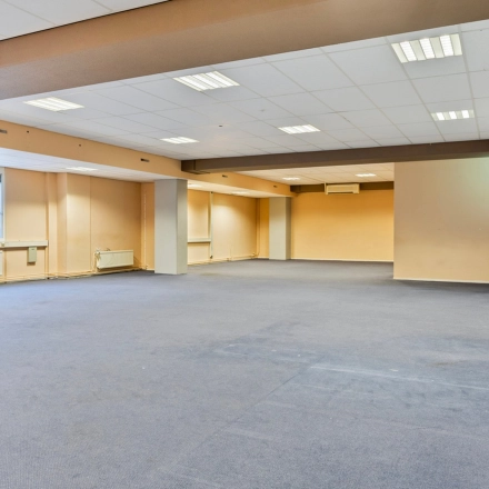Ruime, open kantoorruimte op de Brauwweg 52-66 in Schiedam, ideaal voor wie een flexibele werkplek wil huren. Grote ramen en verlichting zorgen voor een lichte en uitnodigende omgeving.