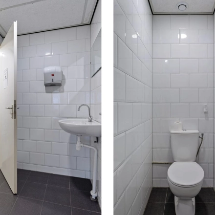 Kantoortoilet bij de Brauwweg 52-66 in Schiedam, voorzien van een toilet, wastafel en tegelwanden, geschikt voor gebruik tijdens kantoorruimte huren.