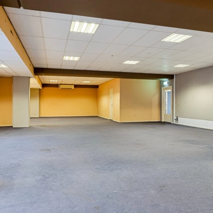 Ruime, onaangepaste kantoorruimte te huur aan de Brauwweg 52-66 in Schiedam, geschikt voor diverse indelingen. Voorzien van neutrale vloerbedekking en lichte muren.