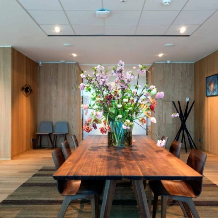 Kantoorruimte huren op Schiphol Airport met een gemeubileerd interieur, houten tafel en stoelen, geschikt voor werk of vergaderingen. Locatie: Evert van de Beekstraat 354.