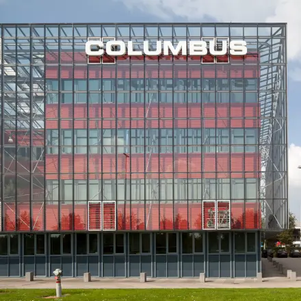 Exterieur van het kantoorpand Columbus op Folkstoneweg 2-56 in Schiphol Airport met opvallende rode en glazen gevel.