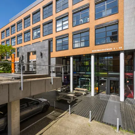 Vooraanzicht van het kantoor op Boeing Avenue 1-19 in Schiphol Rijk, ideaal voor kantoorruimte huren met ruime parkeergelegenheid en moderne uitstraling.