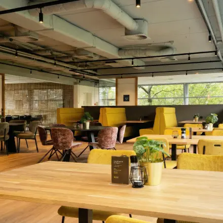 Ruime en moderne kantoorruimte in Schiphol Rijk met meerdere zithoeken en houten tafels. Ideaal voor vergaderingen en werkonderbrekingen. Natuurlijk licht stroomt binnen door grote ramen. Perfect om een kantoorruimte te huren.