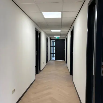 Kantoorpand met een strakke en nette gang op Fischerpad 106 in Sittard, ideaal voor bedrijven die kantoorruimte willen huren.