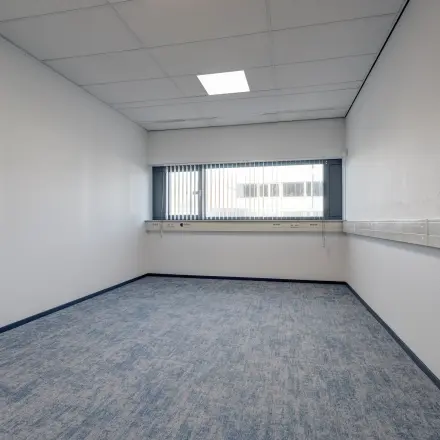 Lichte kantoorruimte beschikbaar voor huur op Fischerpad 106 in Sittard, met neutrale muren en vloerbedekking. Ideaal voor meerdere werkplekken binnen een kantoorpand.