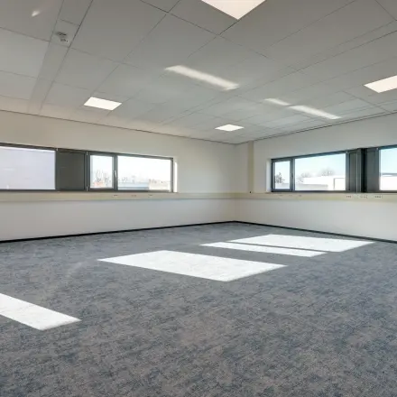 Lichte, ruime kantoorruimte te huur op Fischerpad 106 in Sittard, met grote ramen en moderne lichte vloeren. Perfect voor het creëren van een inspirerende werkplek.