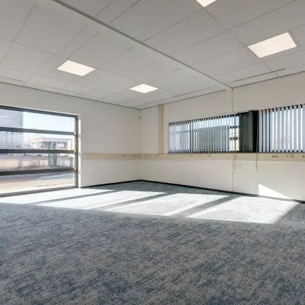 Heldere kantoorruimte op Fischerpad 106 in Sittard, perfect voor het huren van een moderne werkplek in een ruim en licht kantoorpand.