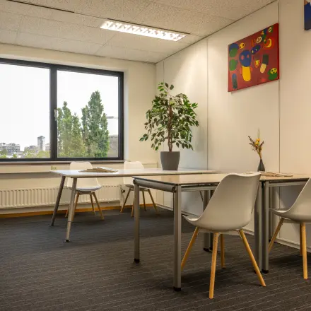 Kantoorruimte huren op Curieweg 9, Spijkenisse met strak ingerichte werkplekken, decoratieve kunstwerken en grote ramen voor natuurlijk licht.