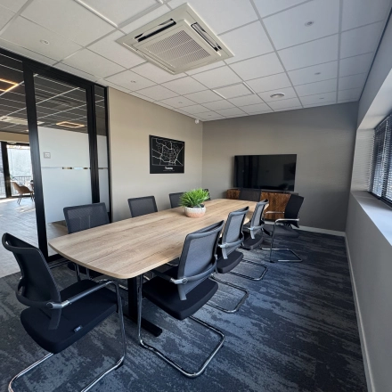 Vergaderruimte in een kantoorpand op Kapitein Rondairestraat 8, Tilburg, met moderne inrichting en veel natuurlijk licht. Geschikt voor kantoorruimte huren.