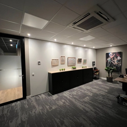Interieur van kantoorpand op Kapitein Rondairestraat 8 in Tilburg met moderne inrichting, kunstwerken aan de muur en een strakke, zakelijke uitstraling. Ideaal voor kantoorruimte huren.