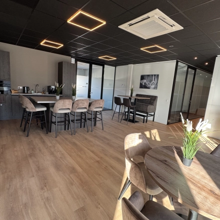 Moderne en goed verlichte kantoorruimte huren op Kapitein Rondairestraat 8 in Tilburg, met stijlvolle meubels en een open indeling, ideaal voor werk en vergaderingen.