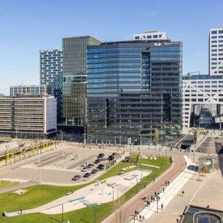 Kantoorpand op Jaarbeursplein 22 in Utrecht, gelegen naast Utrecht Centraal Station, geschikt voor kantoorruimte huren. Modern exterieur met grote ramen en nabij openbaar vervoer.