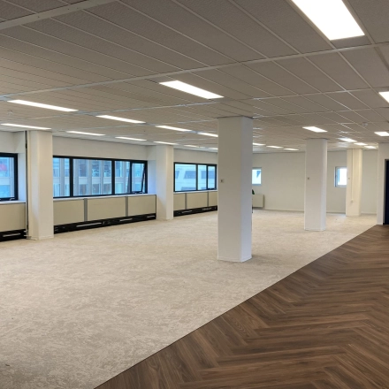 Ongemeubileerde kantoorruimte te huur in kantoorpand op Jaarbeursplein 22, nabij Utrecht Centraal Station. Veel daglicht door grote ramen, geschikt voor diverse inrichtingen.
