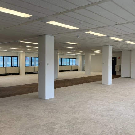 Ruime, lichte kantoorruimte te huur op Jaarbeursplein 22, Utrecht Centraal Station. Grote ramen en open indeling bieden volop mogelijkheden voor bedrijfsinrichting.