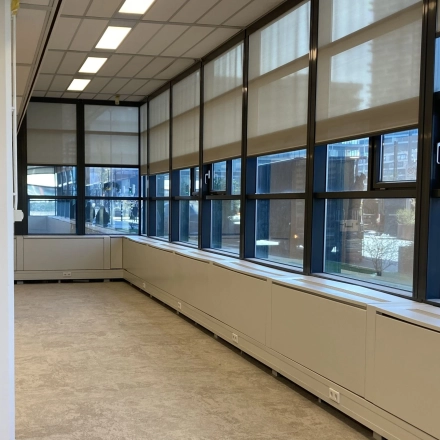 Kantoorruimte huren aan Jaarbeursplein 22 in Utrecht Centraal Station met grote ramen en neutrale vloerbedekking. De lichte ruimte nodigt uit om in te richten naar eigen wensen.
