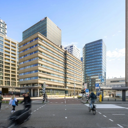 Kantoorpand op Jaarbeursplein 22, Utrecht Centraal Station, met moderne architectuur en druk verkeer op de voorgrond. Ideaal voor kantoorruimte huren.