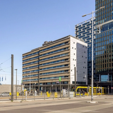 Kantoorgebouwen op Jaarbeursplein 22 bij Utrecht Centraal Station, met moderne architectuur en tramhalte op de voorgrond. Ideaal voor kantoorruimte huren in het centrum van Utrecht.