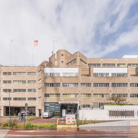 Kantoorpand aan Leidseveer 2-10 bij Utrecht Centraal Station met meerdere ingangen en parkeerplaatsen aan de voorkant van het gebouw.