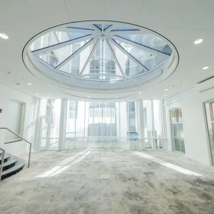 Ruime en lichte kantoorruimte onder een glazen koepel in Moreelsepark 1, Utrecht Centraal Station, ideaal om te huren voor diverse zakelijke activiteiten.