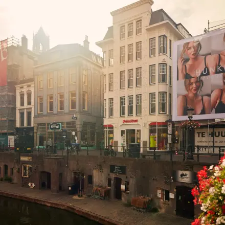 Exterieur van het kantoorpand aan de Oudegracht 161 in Utrecht Centrum, met uitzicht op de grachten en nabijgelegen winkels.