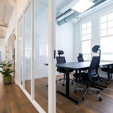 Moderne kantoorruimte huren op Oudegracht 161 in Utrecht Centrum met ruime vergadertafel, ergonomische stoelen en veel natuurlijk licht door grote ramen.