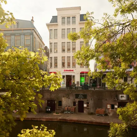 Kantoorpand aan de Oudegracht 161 in Utrecht Centrum, met zicht op de gevel langs het water.
